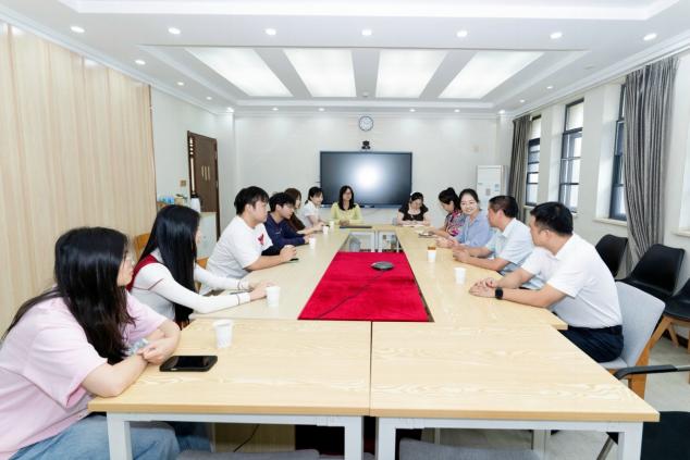 许传华与指导的研究生开展教师节...